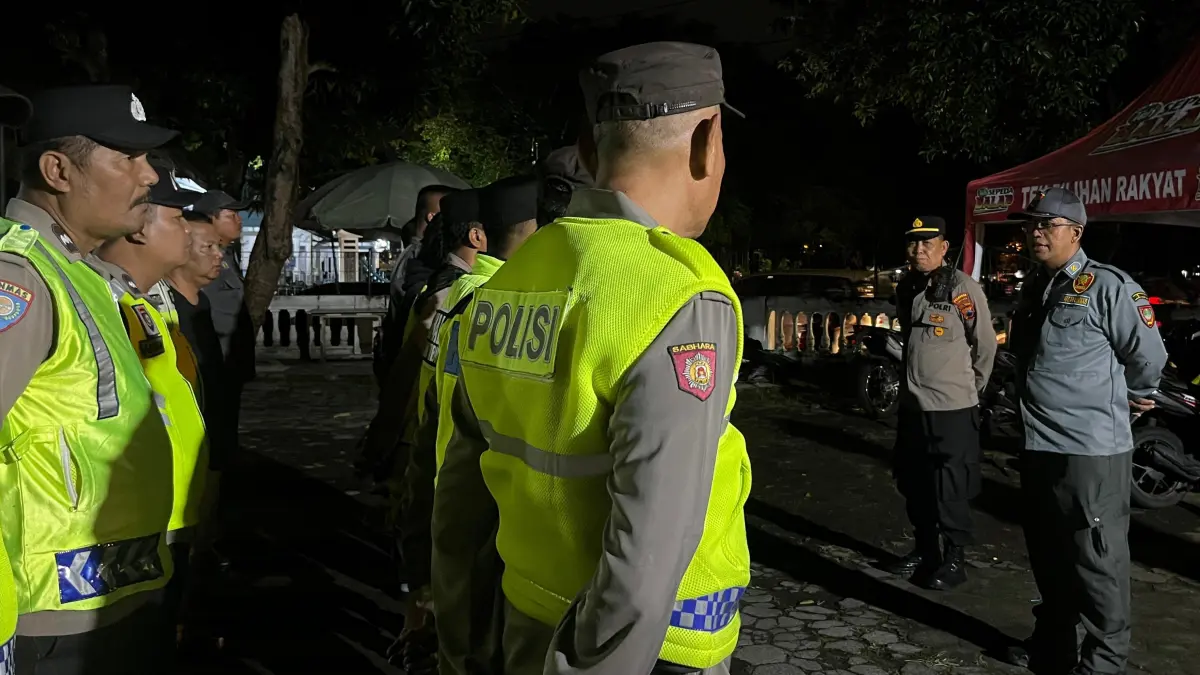 Camat Pasar Kliwon Ari Wibowo memimpin patroli kewilayahan dengan mengenakan seragam Perlindungan Masyarakat (Linmas). (ISTIMEWA)