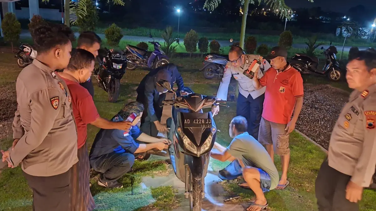 Evakuasi ular kobra yang masuk di bodi motor di Desa Bugisan, Kecamatan Prambanan, Klaten. (Dokumentasi Polsek Prambanan)
