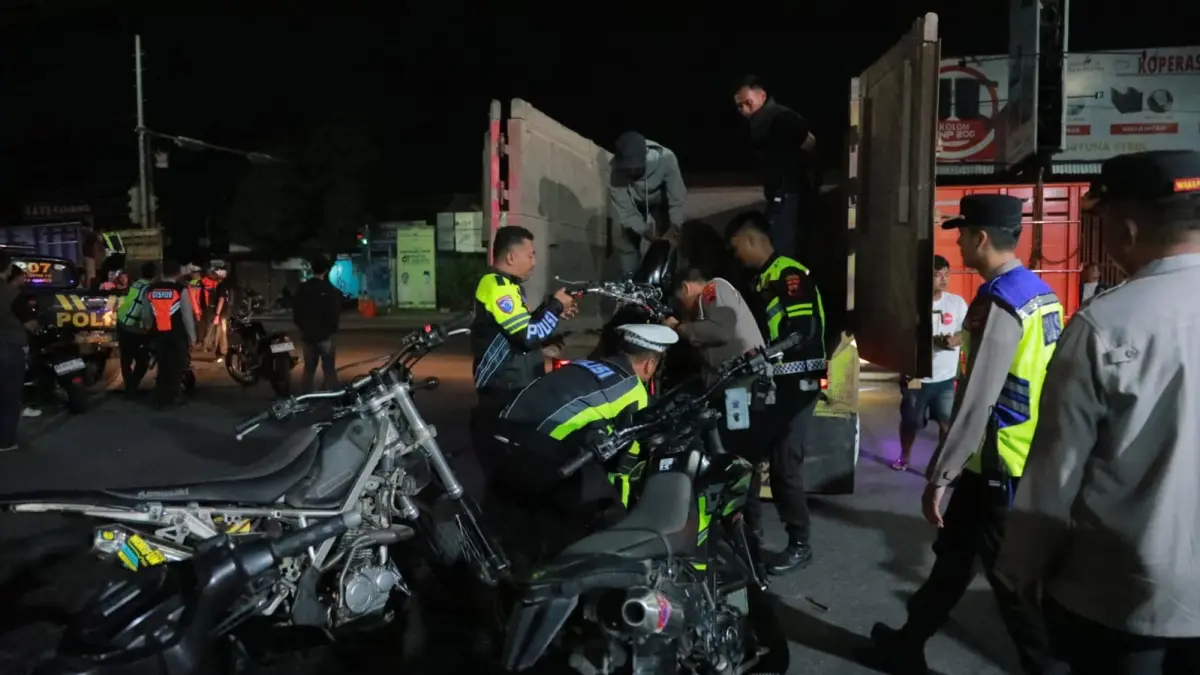 Jajaran Polres Klaten gelar razia sepeda motor berknalpot brong di kawasan Prambanan, Sabtu (9/5/2026) malam . (Dokumentasi Polres Klaten)