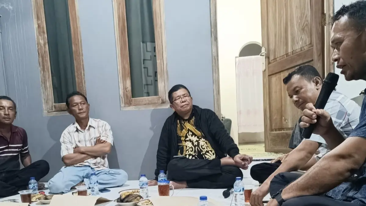 Ketua Fraksi PDI Perjuangan DPRD Solo Y.F. Sukasno (tiga dari kiri) simak penuturan warga terkait sosialisasi pemilahan sampah. (ISTIMEWA)