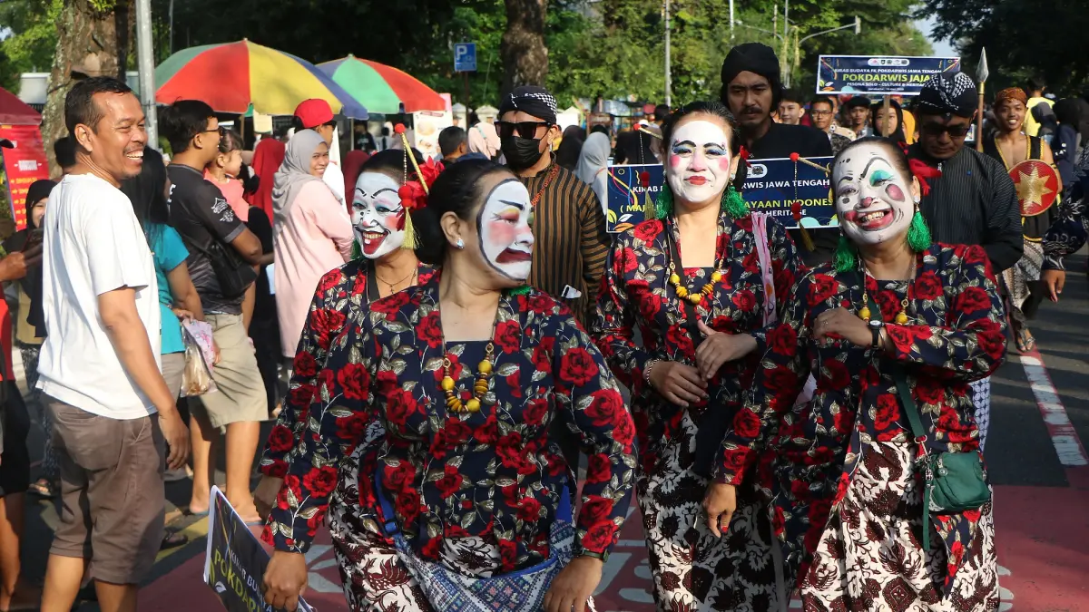 Kirab budaya Pokdarwis se Jawa Tengah di Solo, Minggu (10/5/2026). (Arief Budiman/Radar Solo)