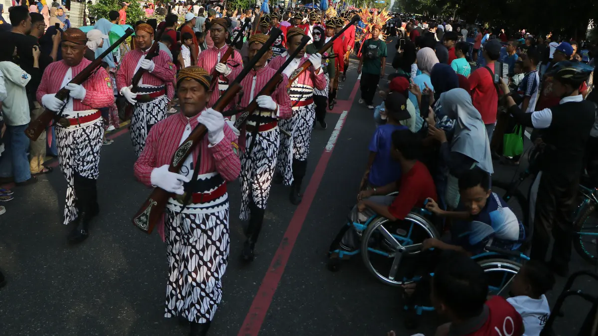 Kirab Budaya yang diikuti oleh ratusan anggota Kelompok Sadar Wisata (Pokdarwis) dari seluruh penjuru Jawa Tengah, Minggu (10/5/2026). (ARIEF BUDIMAN/RADAR SOLO)