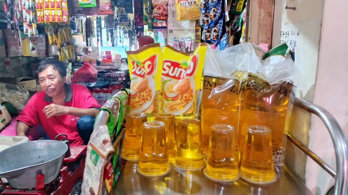 Meskipun stok dan pasokan lancar, harga minyak goreng di pasaran bertengger mahal sejak Lebaran lalu. (ALFIDA/RADAR SOLO)