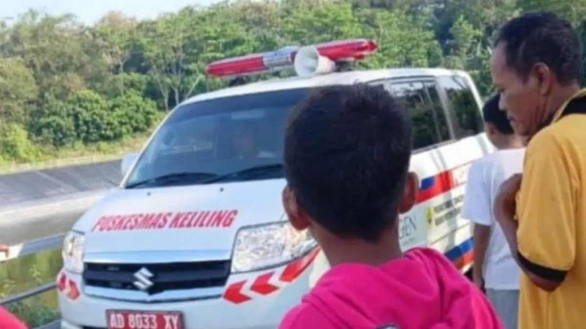 Mobil ambulans evakuasi jasad balita dari Embung Sigit, Tangen, Sragen, Minggu (10/5/2026). (Ahmad Khairudin/Radar Solo) 