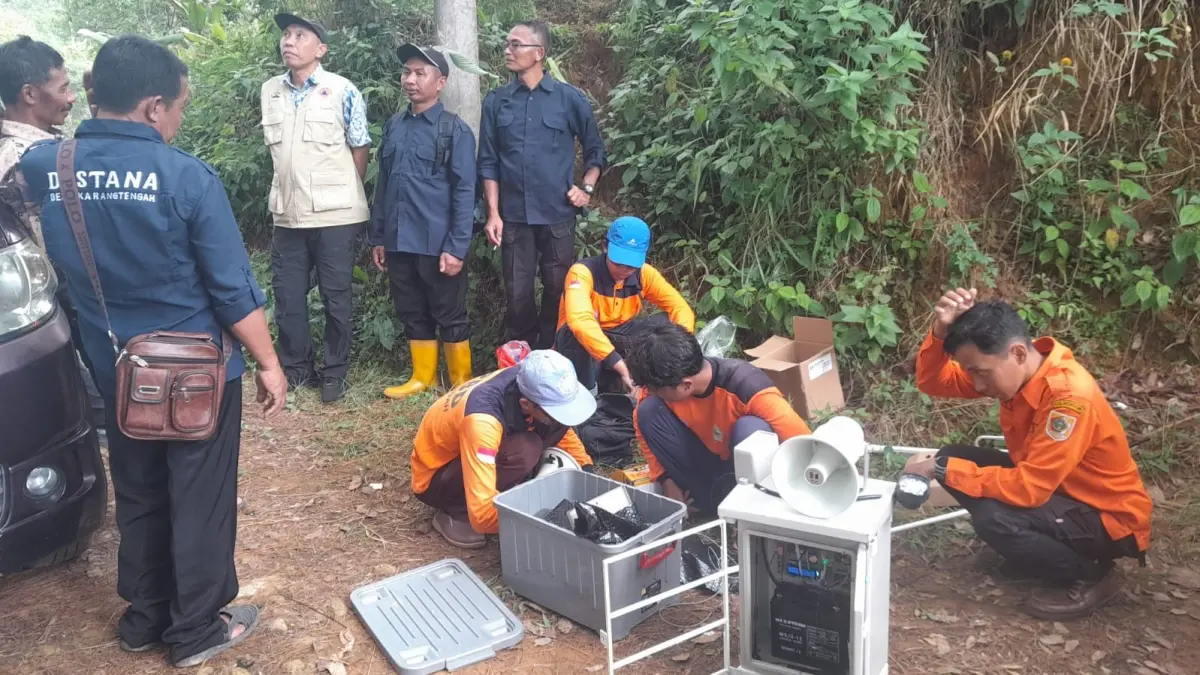 Pemasangan early warning system longsor di Wonogiri belum lama ini. (IWAN ADI/RADAR SOLO)