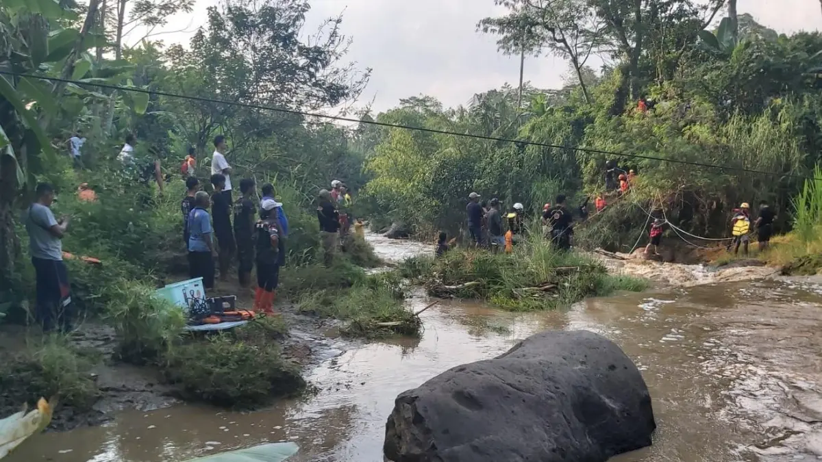 Proses penyelamatan remaja terjebak air bah di sungai Sungai Gembong, Tulakan Kulon, Desa Tunggulrejo, Kecamatan Jumantono, Karanganyar, Minggu (10/5/2026) sore. (Rudi Hartono/Radar Solo) 