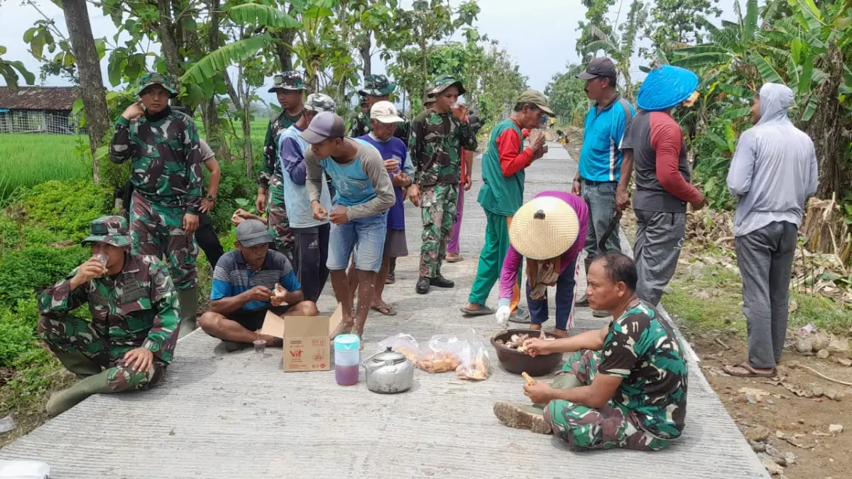 Satgas TMMD Kodim 0725 Sragen sarapan bersama warga sebelum melanjutkan pembangunan jalan, Sabtu (9/5/2026). (Ahmad Khairudin/Radar Solo) 