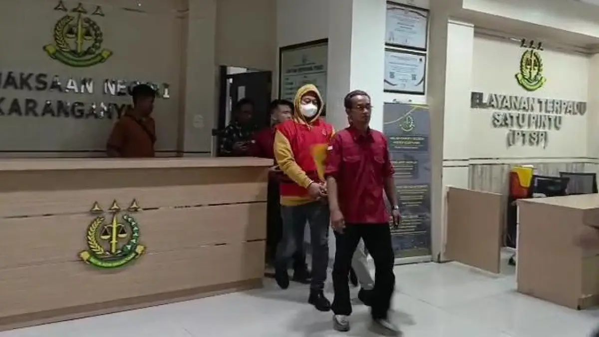 Tersangka dugaan korupsi retribusi PKL, Aris Murtopo saat digelandan Kejari Karanganyar. (Rudi Hartono/Radar Solo) 
