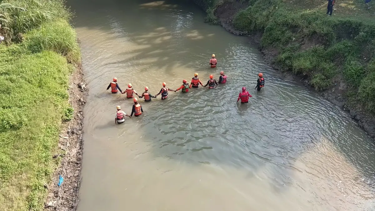 Tim SAR gabungan mengevakuasi pemuda yang diduga mengakhiri hidup dengan lompat ke Sungai Mungkung, Sragen, Sabtu (9/5/2026). (Ahmad Khairudin/Radar Solo) 