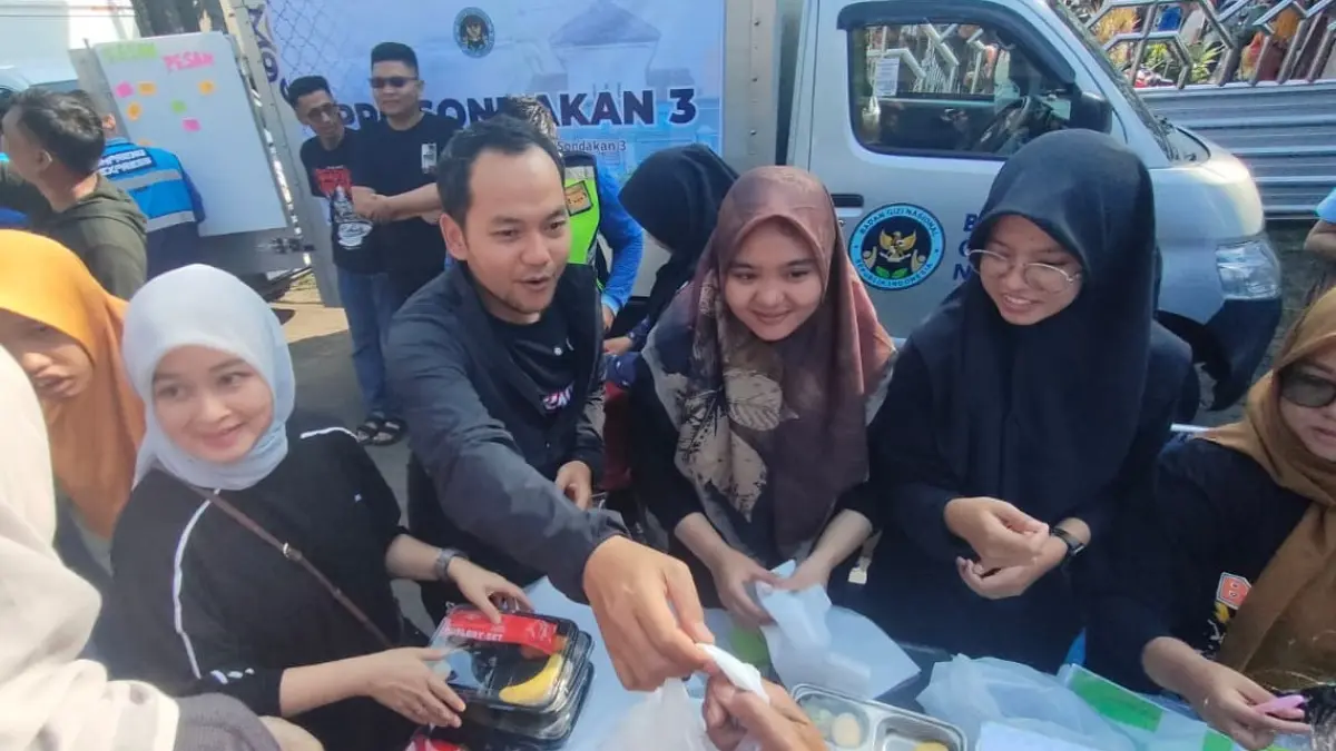 Wali Kota Solo Respati Ardi bagikan menu MBG pada kegiatan showcase di Halaman Graha Wisata Niaga, Sriwedari, Minggu (10/5/2026). (SILVESTER/RADAR SOLO)