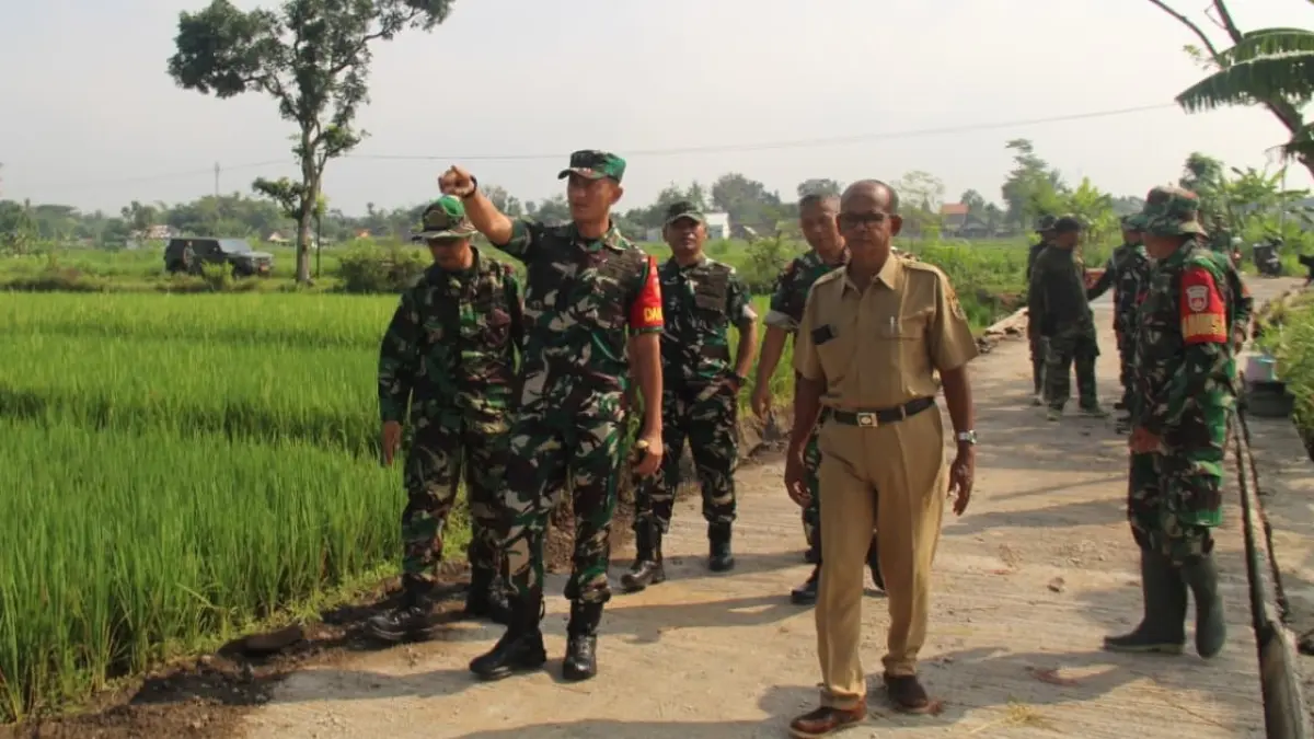 Dandim 0723/Klaten Letkol Inf Slamet Hardianto saat meninjau pelaksanaan betonisasi jalan di Desa Solodiran, Manisrenggo, Senin (11/5/2026). (ANGGA PURENDA/RADAR SOLO)