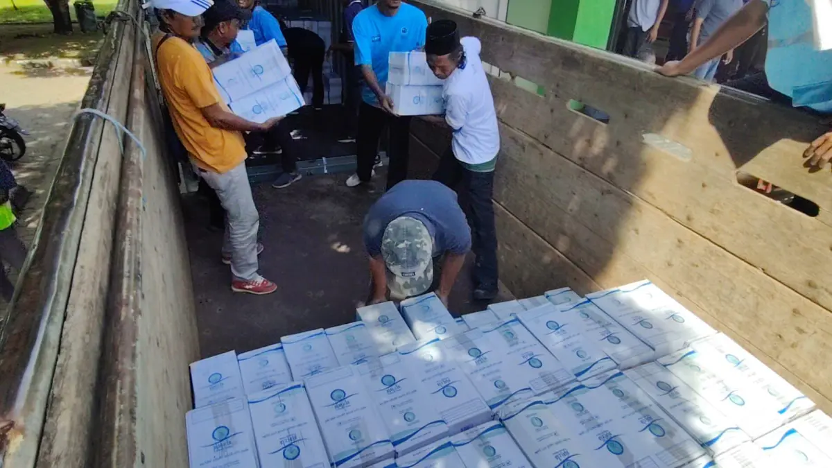 Distribusi 3.000 paket air zam-zam ke Asrama Haji Donohudan, Boyolali untuk kebutuhan jemaah haji tahun 1447 H/2026 M. (ABDUL KHOFID/RADAR SOLO)