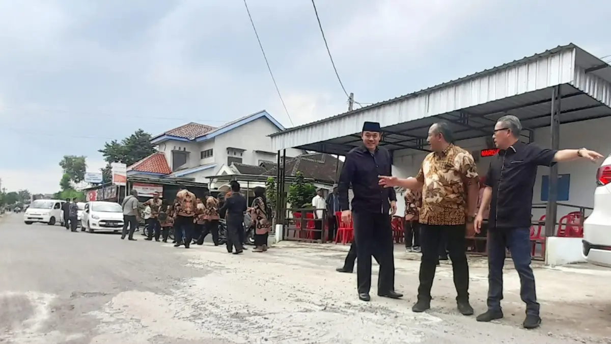 Ketua DPRD Karanganyar Bagus Selo (tiga dari kanan) bersama Bupati Rober Christanto saat mengecek kondisi jalan rusak. (Rudi Hartono/Radar Solo)