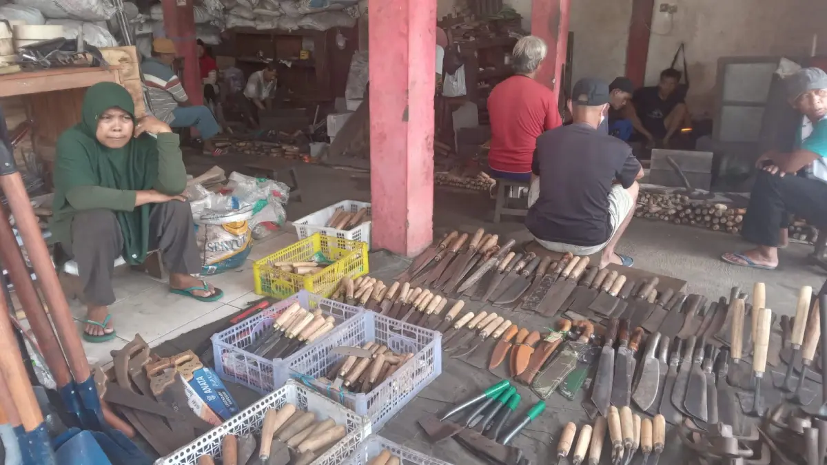 Pedagang pisau dan pande besi di Pasar Carikan, Kecamatan Sukoharjo Kota kebanjiran pembeli jelang Idul Adha, Senin (11/5). (IWAN KAWUL/RADAR SOLO)