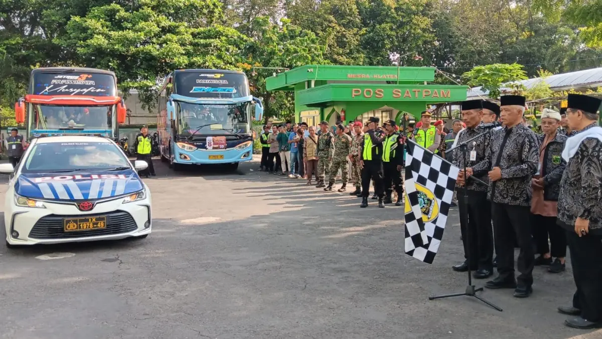 Pemberangkatan calon jemaah haji oleh Pj Sekda Klaten di halaman Masjid Raya Klaten, Minggu (10/5/2026).