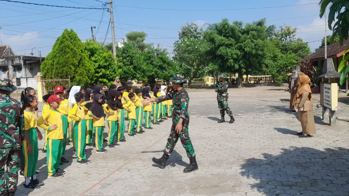 Satgas TMMD Kodim 0725 Sragen menyambangi SDN IV Plumbungan, Kecamatan Karangmalang, Kabupaten Sragen, Senin (11/05/2026). (Ahmad Khairudin/Radar Solo)