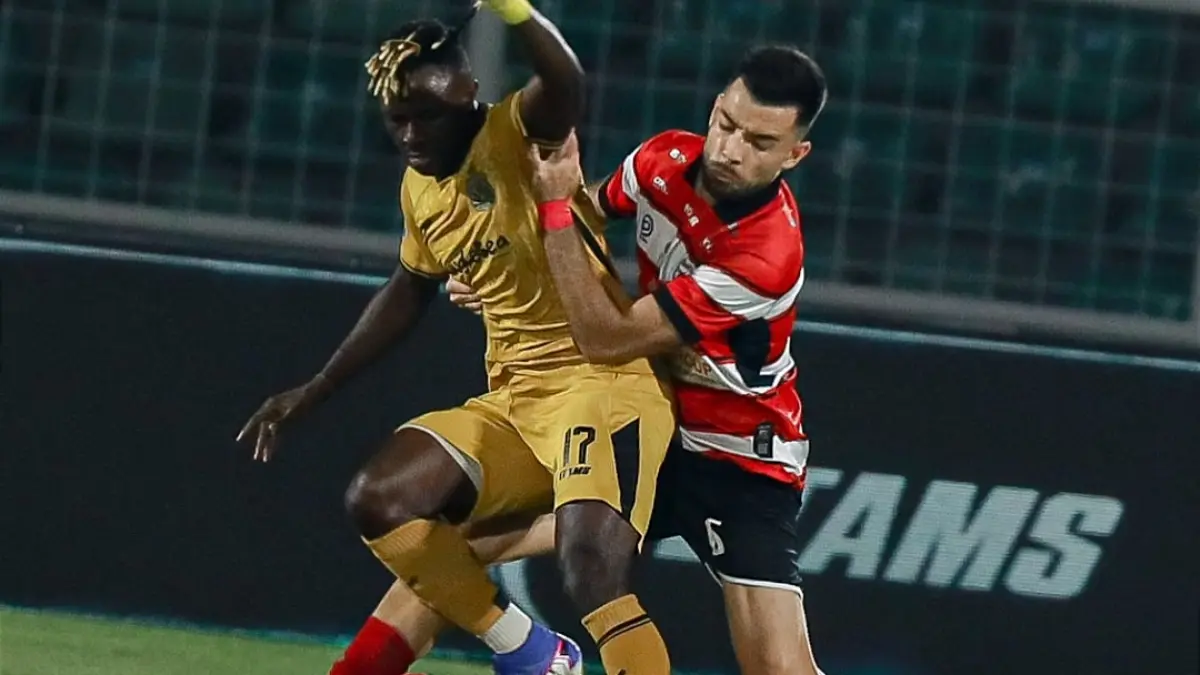 Striker Bhayangkara FC Moussa Sidibe dikawal ketat pemain Madura United. (INSTAGRAM MADURA UNITED) 