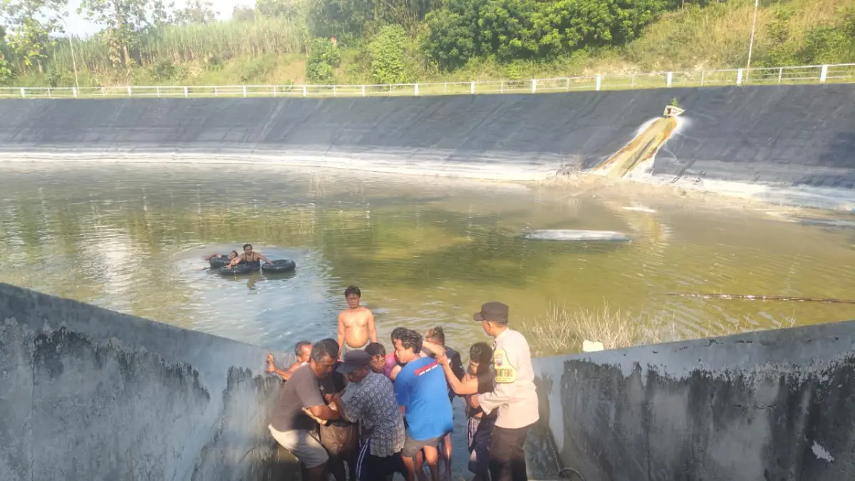 Upaya penyelamatan salah satu korban tenggelam di Embung Sigit, Desa Sigit, Kecamatan Tangen, Sragen, Minggu (10/6/2026). (Ahmad Khairudin/Radar Solo) 