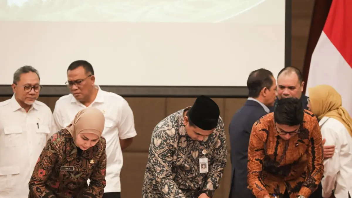 Wagub Jateng Taj Yasin tanda tangani MoU dengan Danantara untuk pengolahan sampah menjadi tenaga listrik. (Humas Pemprov Jateng)
