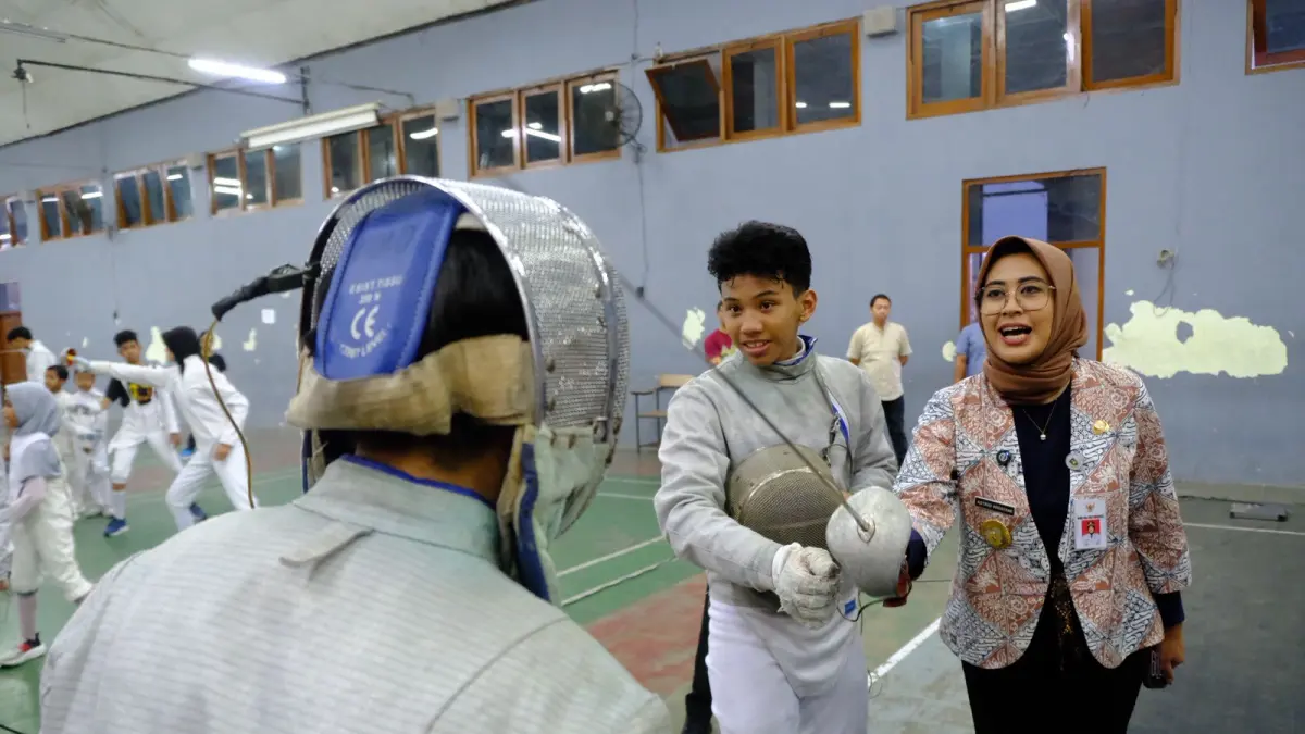 Wakil Wali Kota Solo Astrid Widayani sambangi latihan tim anggar Kota Solo. (Silvester Kurniawan/Radar Solo) 