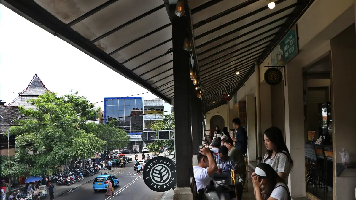 Anak-anak muda nongkrong di salah satu kafe di kawasan Pasar Gede Solo. (Arief Budiman/Radar Solo)