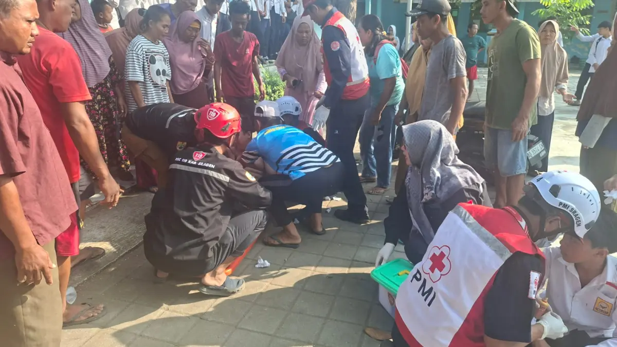 Atap MIM Bulu Ambruk Saat KBM, 7 Siswa dan 1 Guru Dilarikan ke RSUD dr. Soehadi Prijonegoro Sragen (AHMAD KHAIRUDIN/RADAR SOLO)