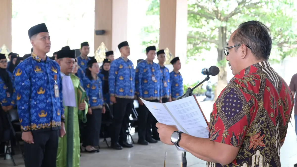 Bupati Karanganyar Rober Christanto menyerahkan SK bagi 177 PNS, Selasa (12/5/2026). (Rudi Hartono/Radar Solo) 