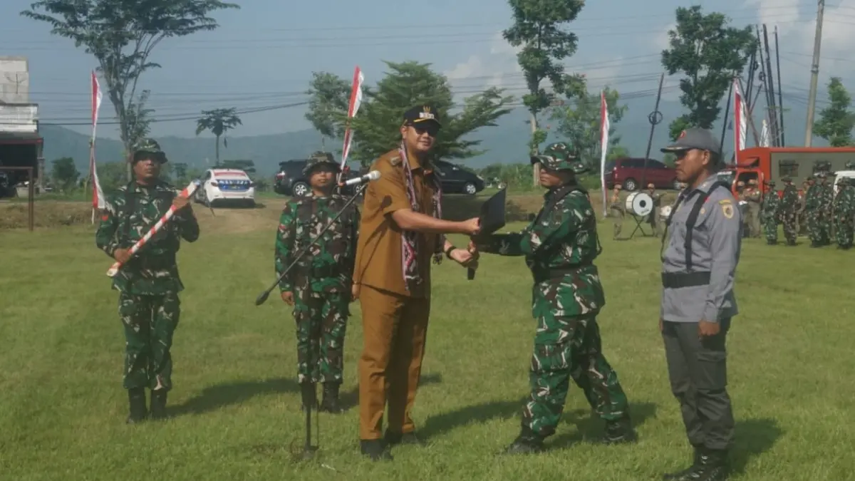 Bupati Klaten Hamenang Wajar Ismoyo menyerahkan alat kerja yang menandai pembukaan KBMKB ke-33 di Desa Pakisan, Kecamatan Cawas, Selasa (12/5/2026). (ANGGA PURENDA/RADAR SOLO)