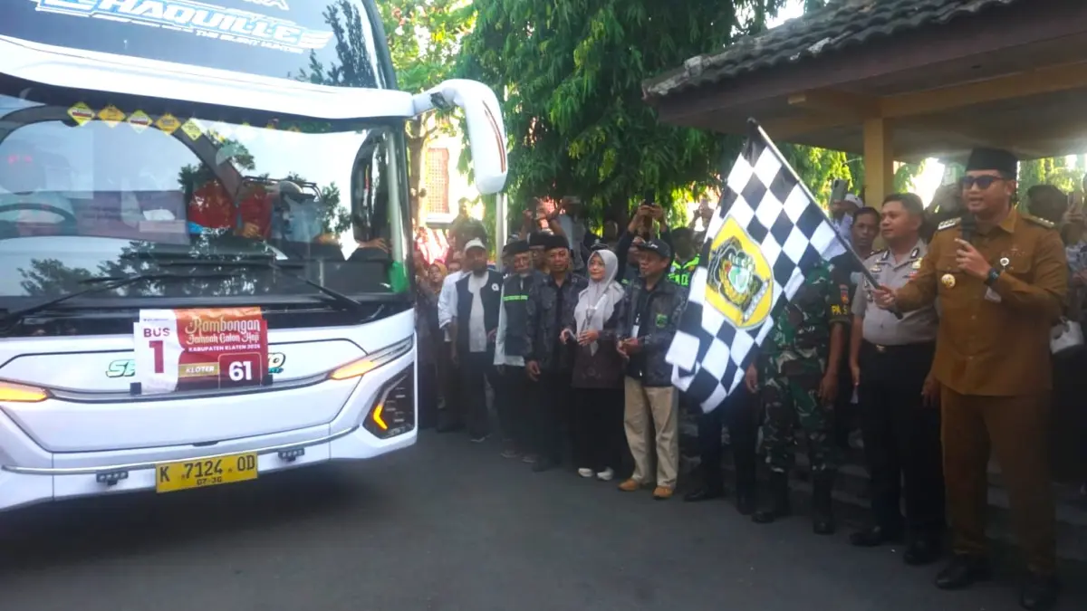 Bupati Klaten Hamenang Wajar Ismoyo saat melepas ratusan jemaah calon haji di halaman GOR Gelarsena Klaten, Selasa (12/5/2026). (Angga Purenda/Radar Solo)