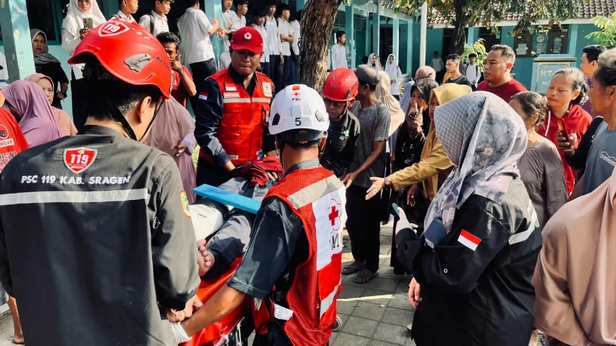 Evakuasi korban atap ambrol di MTs Muhammadiyah 4 Sambungmacan, Sragen, Selasa (12/5/2026). (Ahmad Khairudin/Radar Solo) 