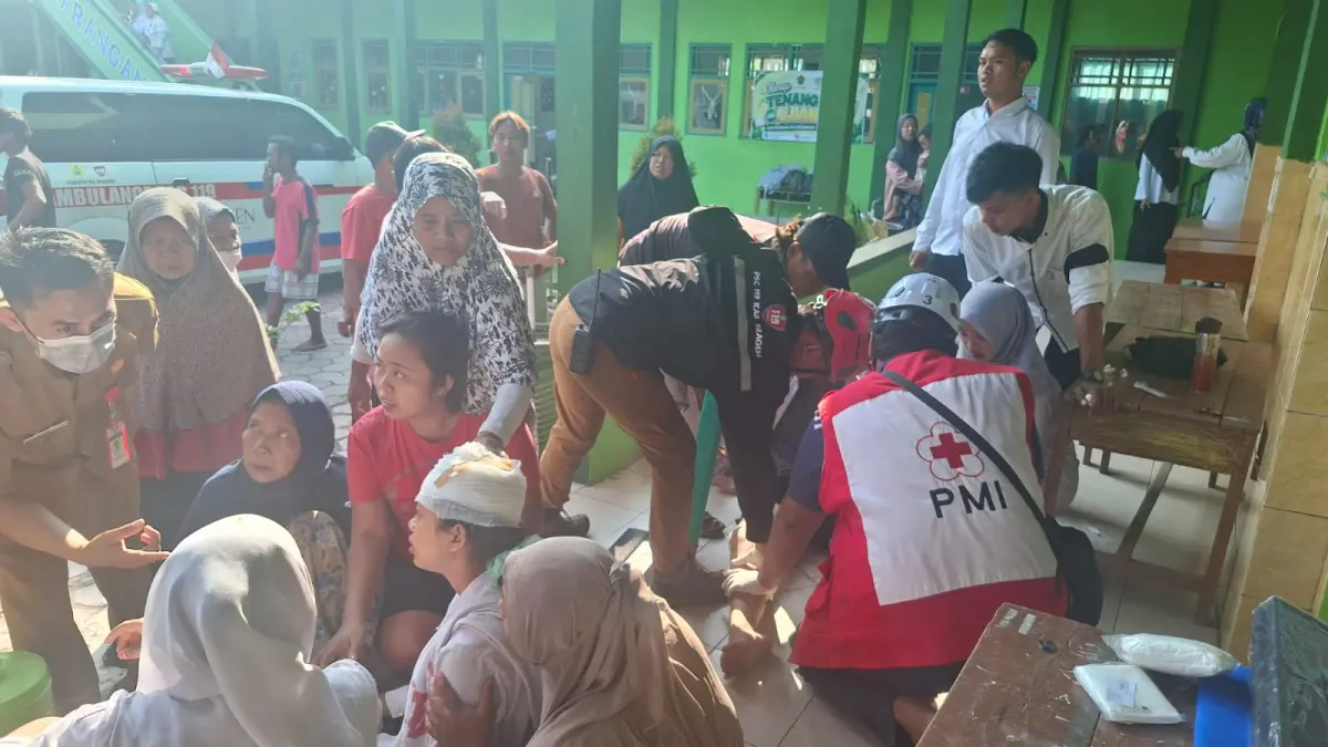 Gedung MIM Karanganyar Sambungmacan Ambruk Saat Jam Pelajaran, Petugas Berjibaku Evakuasi Reruntuhan (AHMAD KHAIRUDIN/RADAR SOLO)