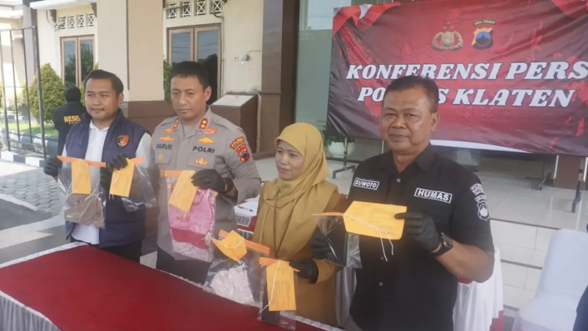 Kapolres Klaten AKBP Moh. Faruk Rozi (dua dari kiri) memperlihatkan barang bukti bersama jajarannya dan Dissos dan P3APPKB di Mapolres Klaten, Selasa (12/5/2026). (Angga Purenda/Radar Solo)
