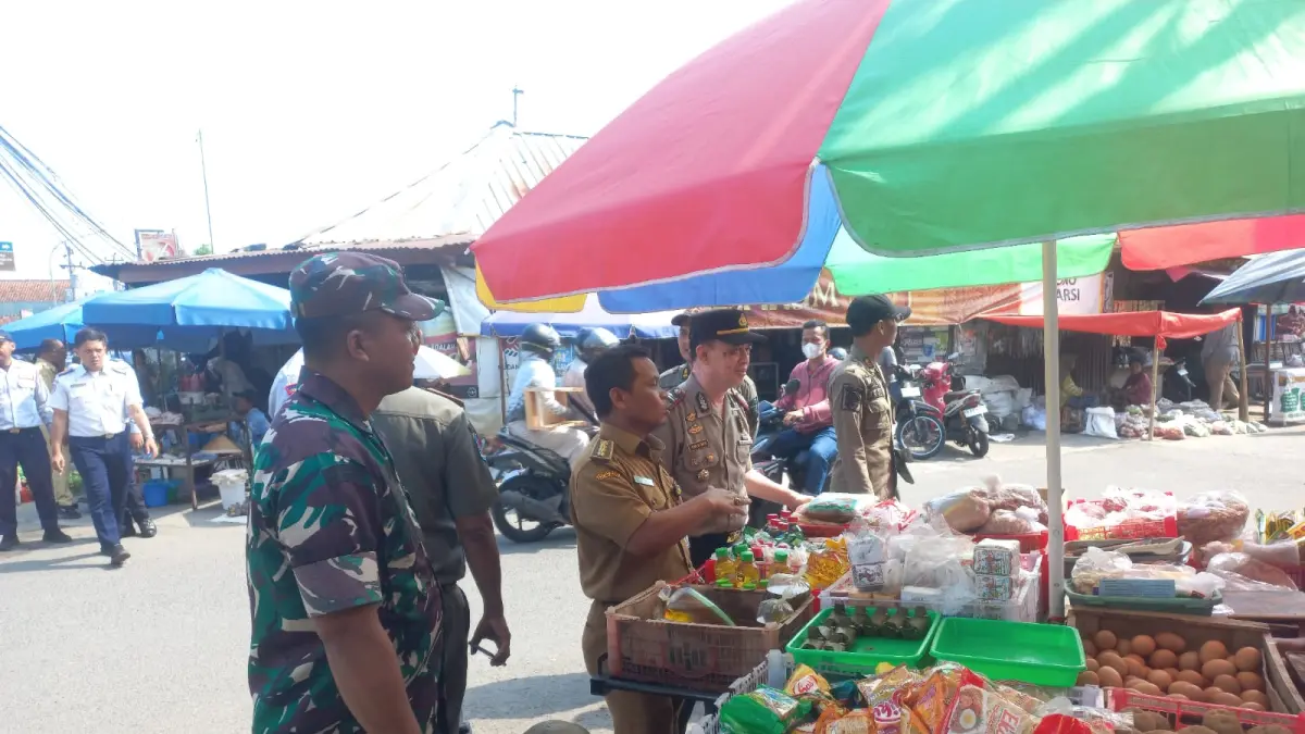 Penertiban PKL di sekitar Pasar Tanjungrejo, Gatak, Sukoharjo atau di sebelah timur Stasiun Gawok karena dianggap penyebab kemacetan. (Iwan Kawul/Radar Solo) 