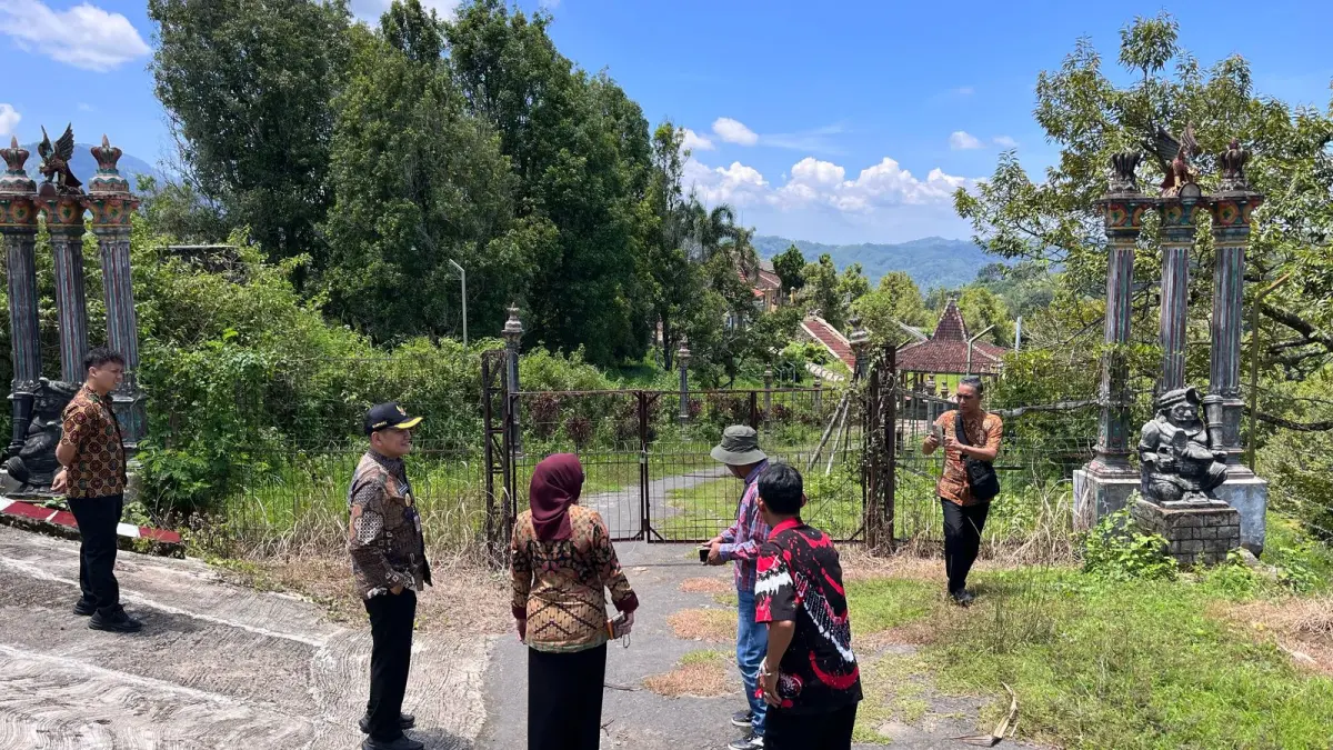 Pengecekan lahan yang akan digunakan untuk gedung sekolah di Karangtengah tahun lalu. (ISTIMEWA)