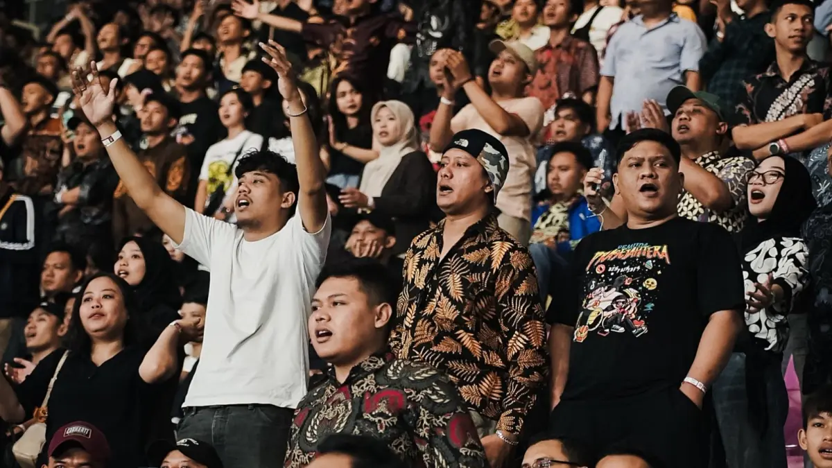 Suporter Persis Solo memberi dukungan ke tim di Stadion Manahan menggunakan batik, Sabtu (9/5/2026). (TIM MEDIA PERSIS SOLO). 