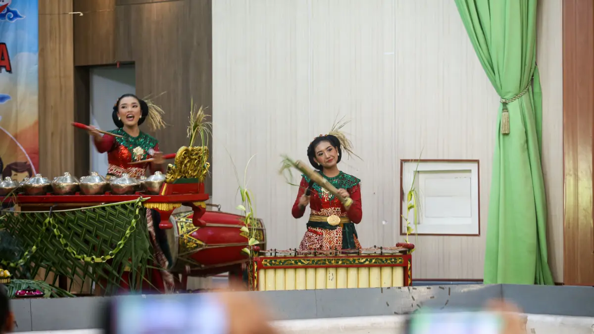 Aksi panggung salah satu peserta Festival dan Lomba Seni Sastra Siswa Nasional (FLS3N) 2026 jenjang SMP di SMPN 1 Solo, Rabu (13/5). (M IHSAN/RADAR SOLO)