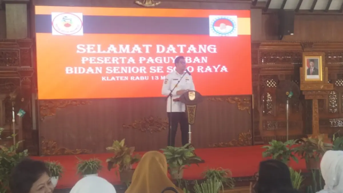 Bupati Klaten Hamenang Wajar Ismoyo memberikan sambutan terkait optimalisasi bidan untuk menekan angka stunting. (Angga Purenda/Radar Solo)