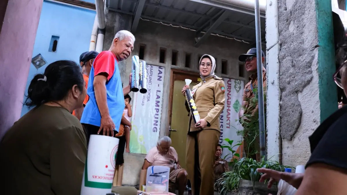 CARI SOLUSI: Wawali saat mengunjungi industri shuttlecock di Kampung Pringgolayan, Tipes, Kota Solo. (ISTIMEWA)