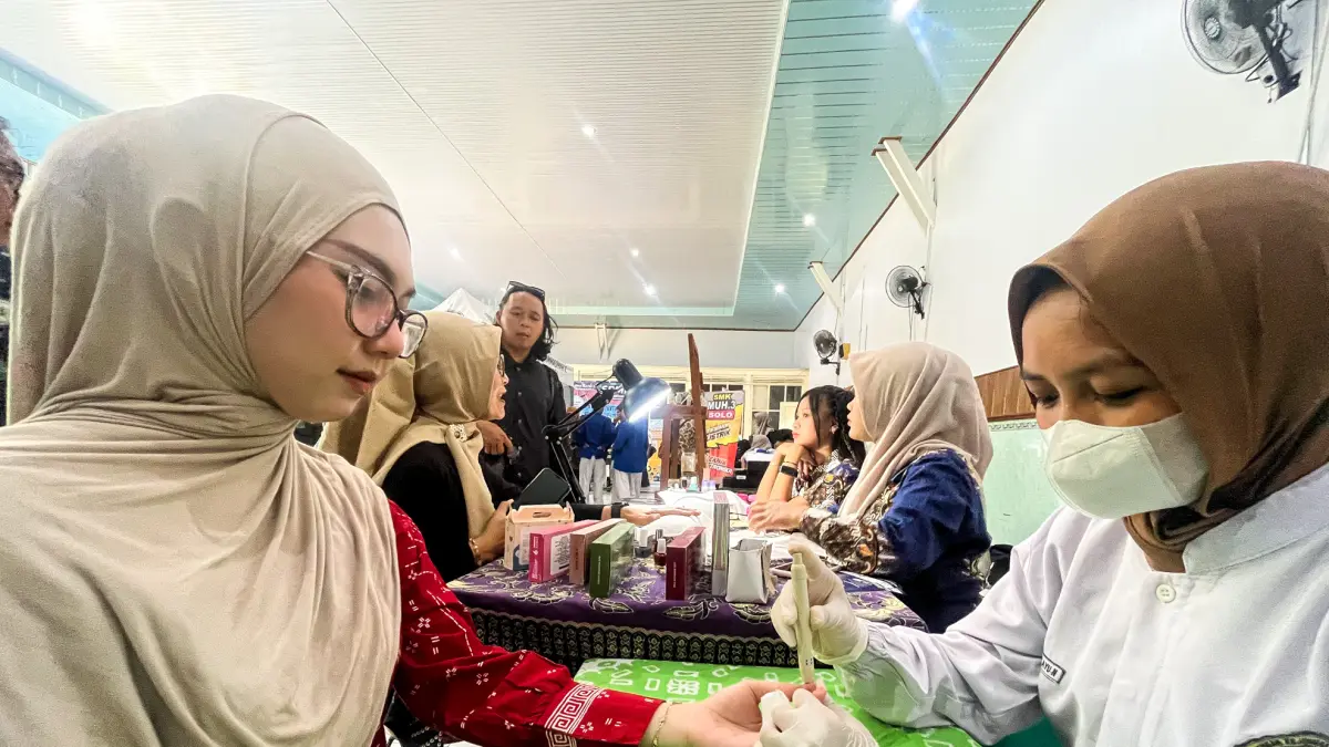 Cek kesehatan dalam Edufair yang diikuti SMA/SMK swasta di SMPN 25 Solo, Rabu (13/5). (M IHSAN/RADAR SOLO)