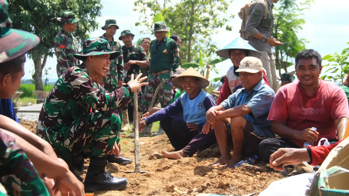 Dansatgas TMMD Kodim 0725 Sragen Letkol Inf Dindin Rohidin (kiri) temui warga dan satgas di lokasi TMMD, Rabu (13/5/2026). (Ahmad Khairudin/Radar Solo)