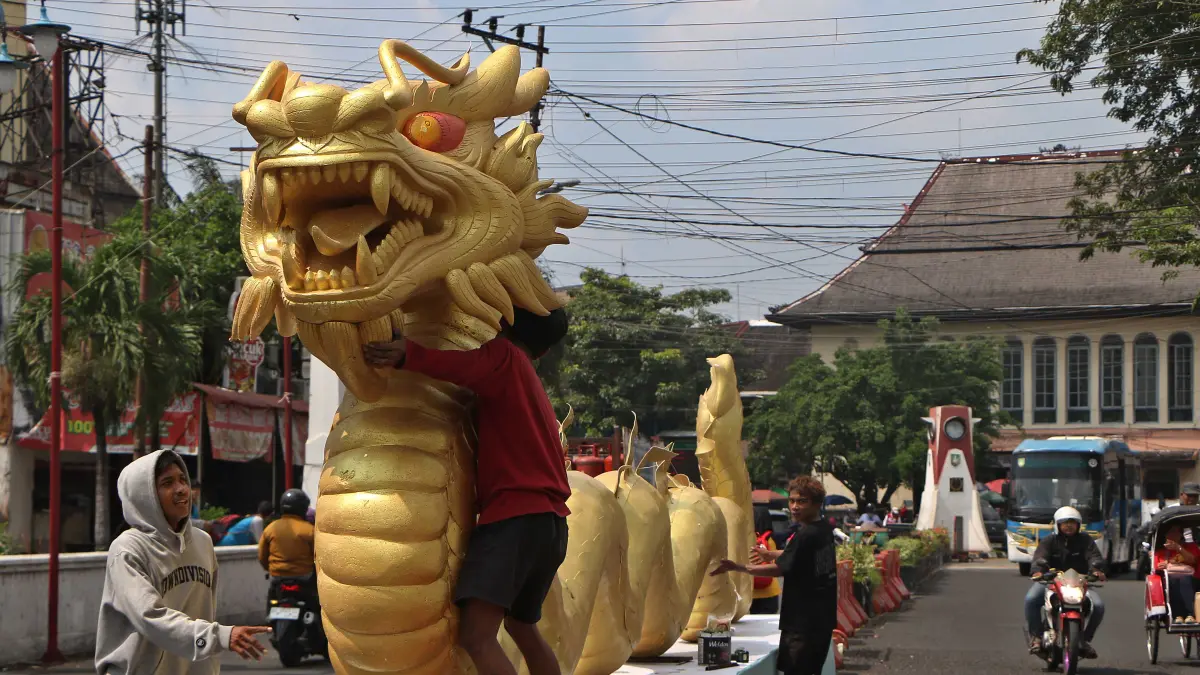 INSTAGRAMABLE: Instalasi berbentuk naga yang dipasang di jembatan depan Pasar Gede. (ARIEF BUDIMAN/RADAR SOLO)