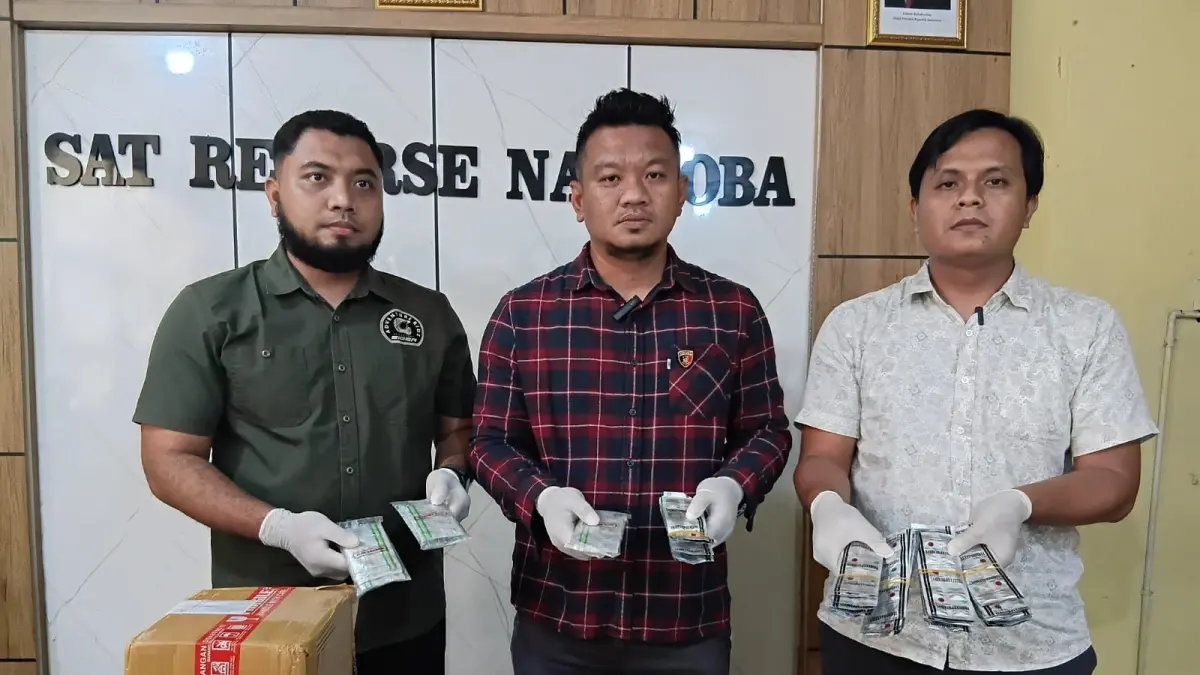 Jajaran Satresnarkoba Polres Sragen menunjukkan barang bukti pil koplo yang disita dari pengedar asal Kecamatan Sambirejo, Sragen. (Ahmad Khairudin/Radar Solo)