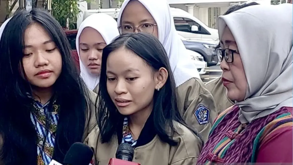 Josepha Alexandra Roxa Potifera, siswi SMAN 1 Pontianak bersama teman-teman dan gurunya usai bertemu Wapres Gibran Rakabuming Raka di Istana Wapres, Jakarta, Rabu (13/5/2026). (ANTARA)
