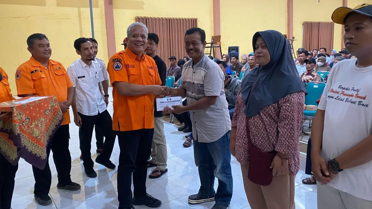 Kepala Pelaksana BPBD Hendro Prayitno serahkan bansos ke korban bencana alam. (Rudi Hartono/Radar Solo)