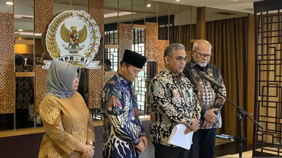 Ketua MPR RI Ahmad Muzani menyampaikan keterangan kepada pers di kompleks parlemen, Senayan, Jakarta, Rabu (13/5/2026). (ANTARA/Fath Putra Mulya)