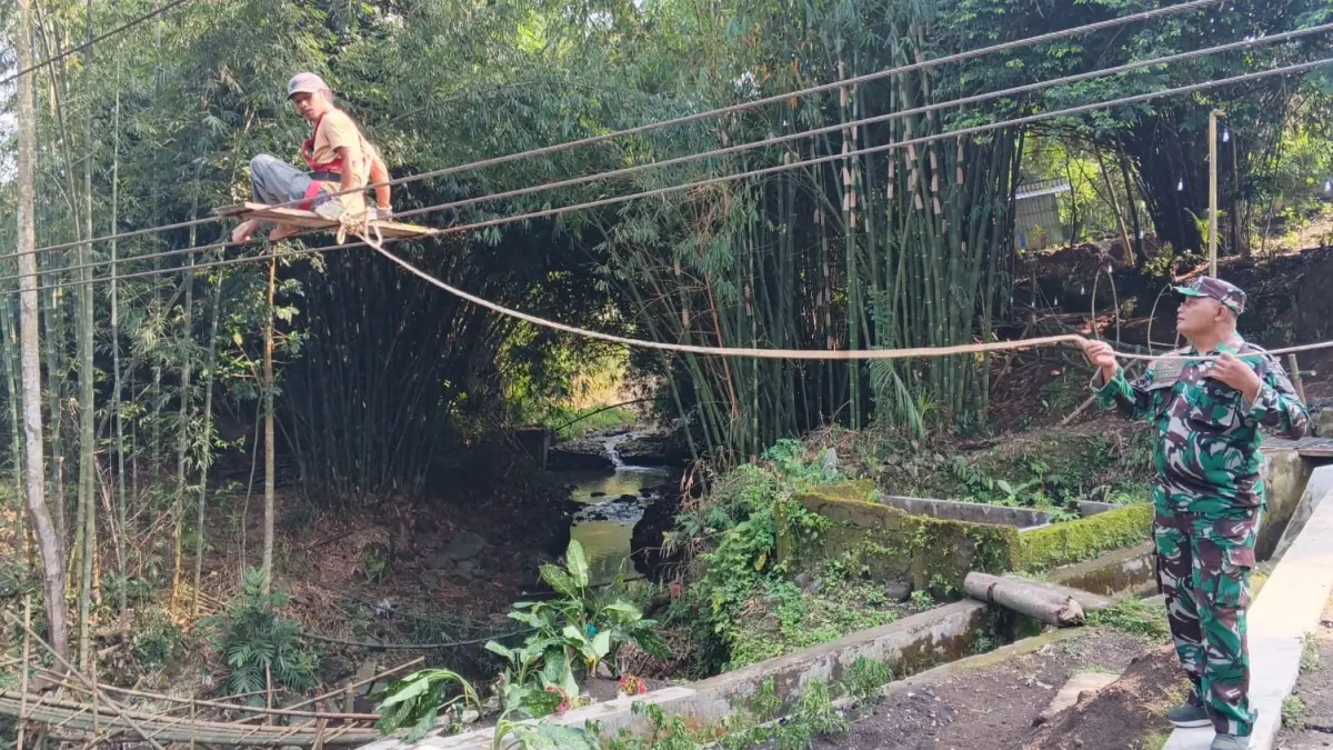 Proses pemasangan hanger atau pengait jembatan gantung di Desa Kranggan, Kecamatan Manisrenggo, Kabupaten Klaten. (Dokumentasi Kodim 0723/Klaten)