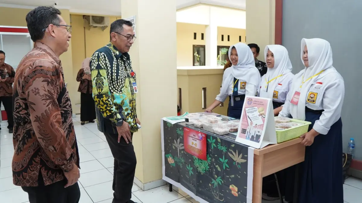 Sekda Karanganyar Kurniadi Maulato (dua dari kiri) mengecek hasil karya siswa di ajang Krenova 2026, Rabu (13/5/2026). (Rudi Hartono/Radar Solo)