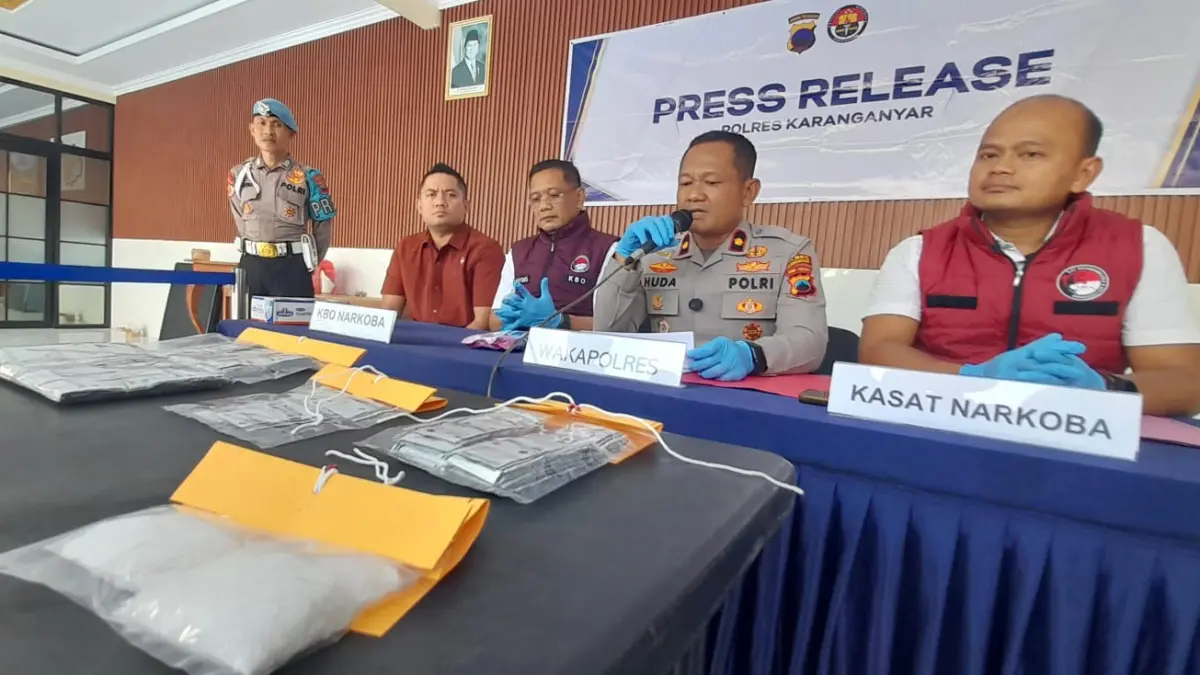Wakapolres Karanganyar Kompol Miftakul Huda (dua dari kanan) membeberkan pengungkapan kasus narkoba dengan barang bukti 150,11 gram serta 1.071 butir pil koplo, Rabu (13/5/2026). (Rudi Hartono/Radar Solo)