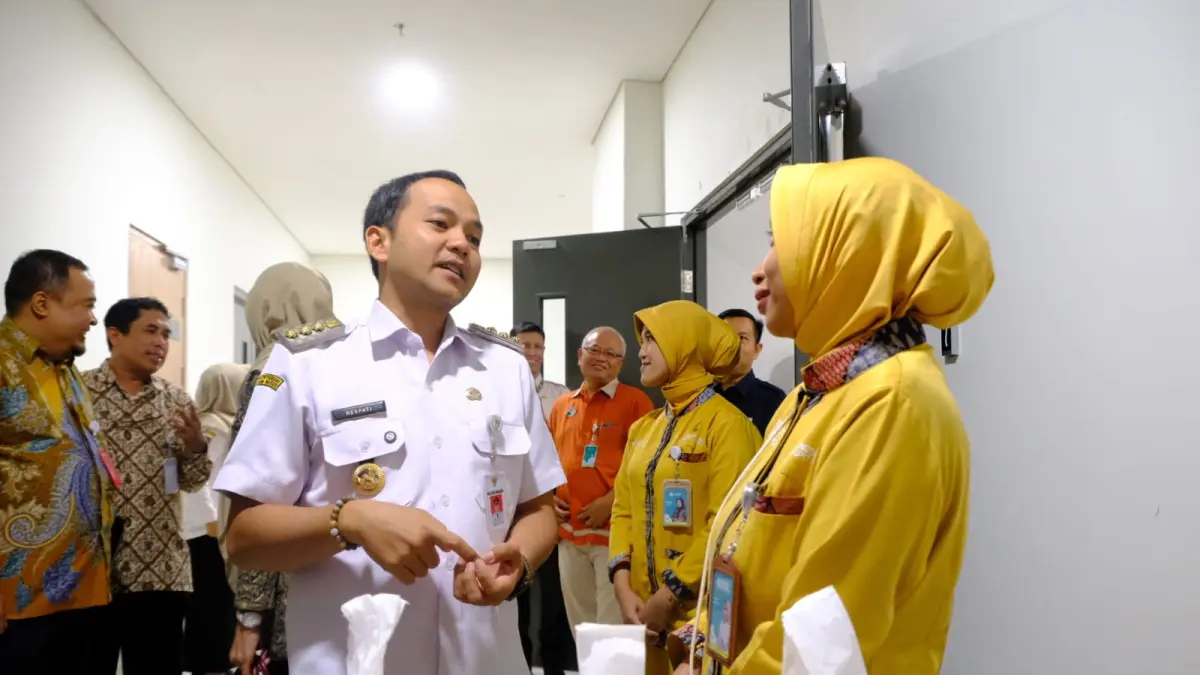 Wali Kota Solo Respati Ardi berbincang dengan tenaga kesehatan RS Kardiologi, Rabu (13/5). (SILVESTER KURNIAWAN/RADAR SOLO)