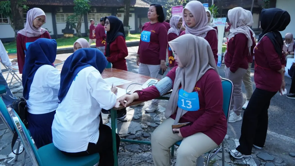 ASN Sekretariat Daerah (Setda) Kabupaten Karanganyar mengikuti tes kebugaran. (Rudi Hartono/Radar Solo)